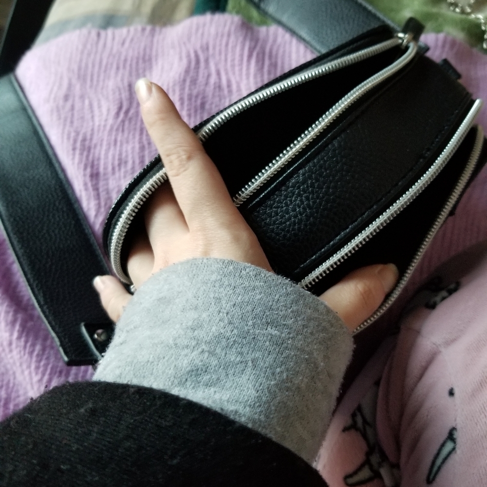 A handbag - Picture 3 of 3